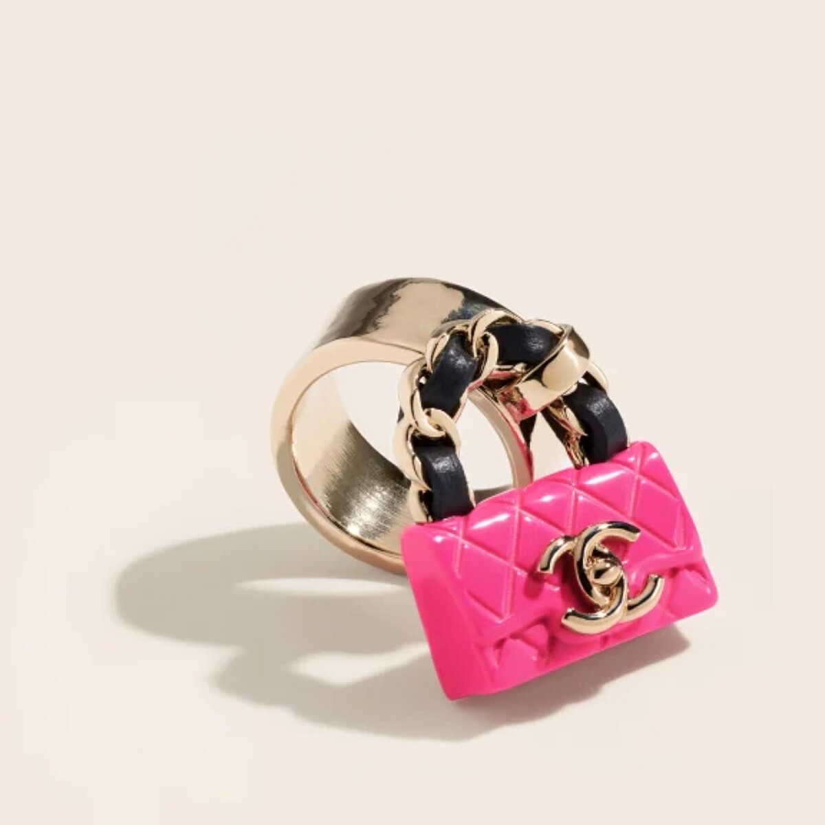 香奈兒金屬手拿包造型雙C Logo寬版手環，NT 26,100