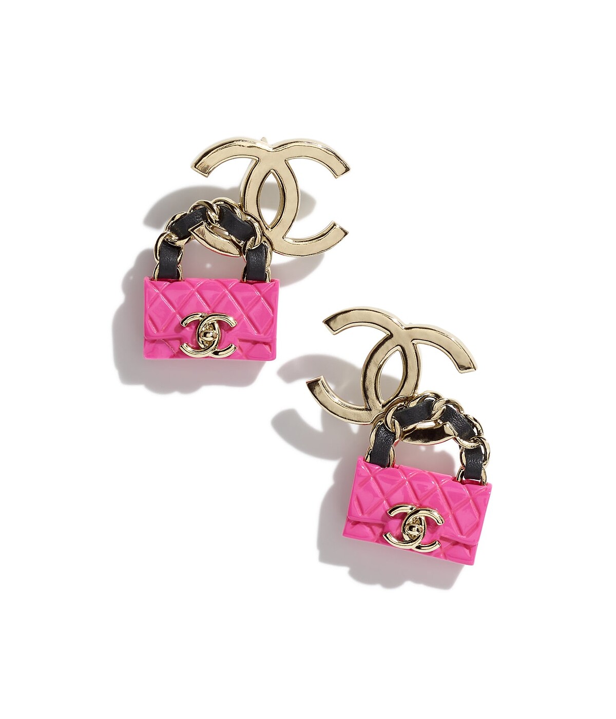 香奈兒金屬手拿包造型雙C Logo耳環，NT 40,500