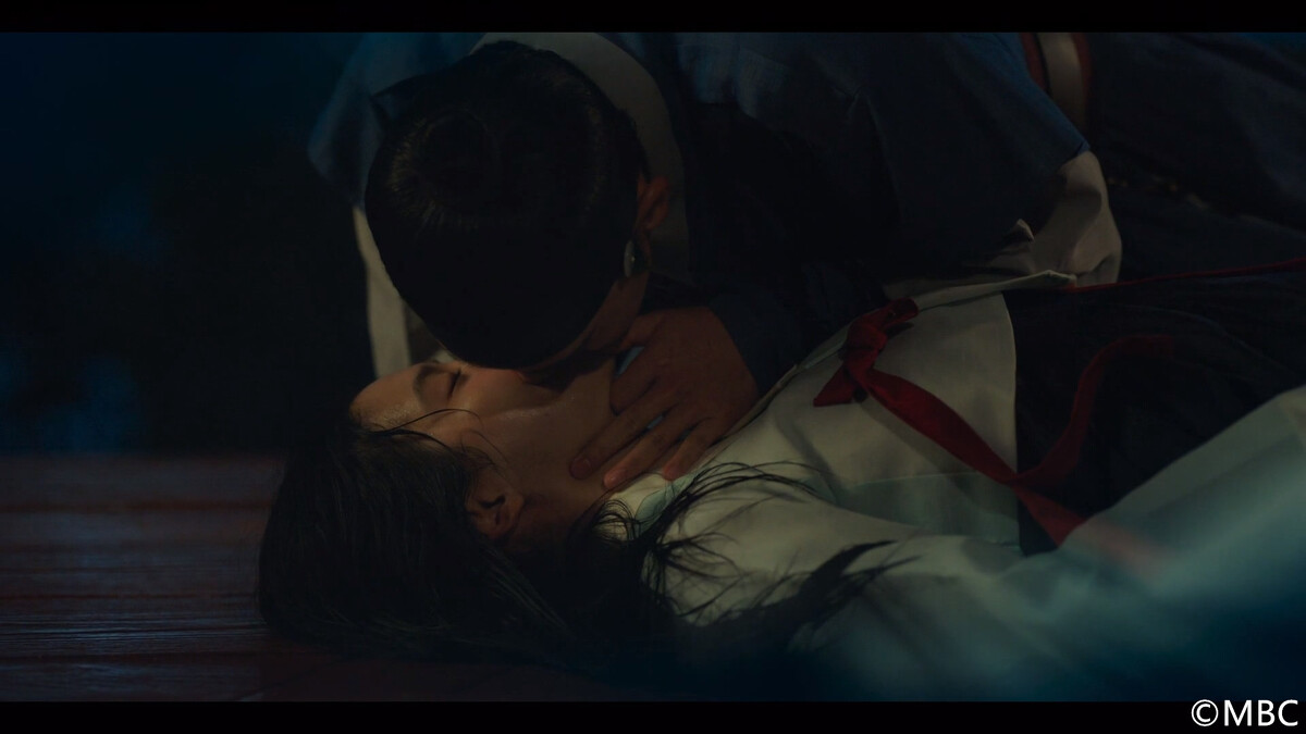 金宇錫為救朴柱炫，口對口親密接觸