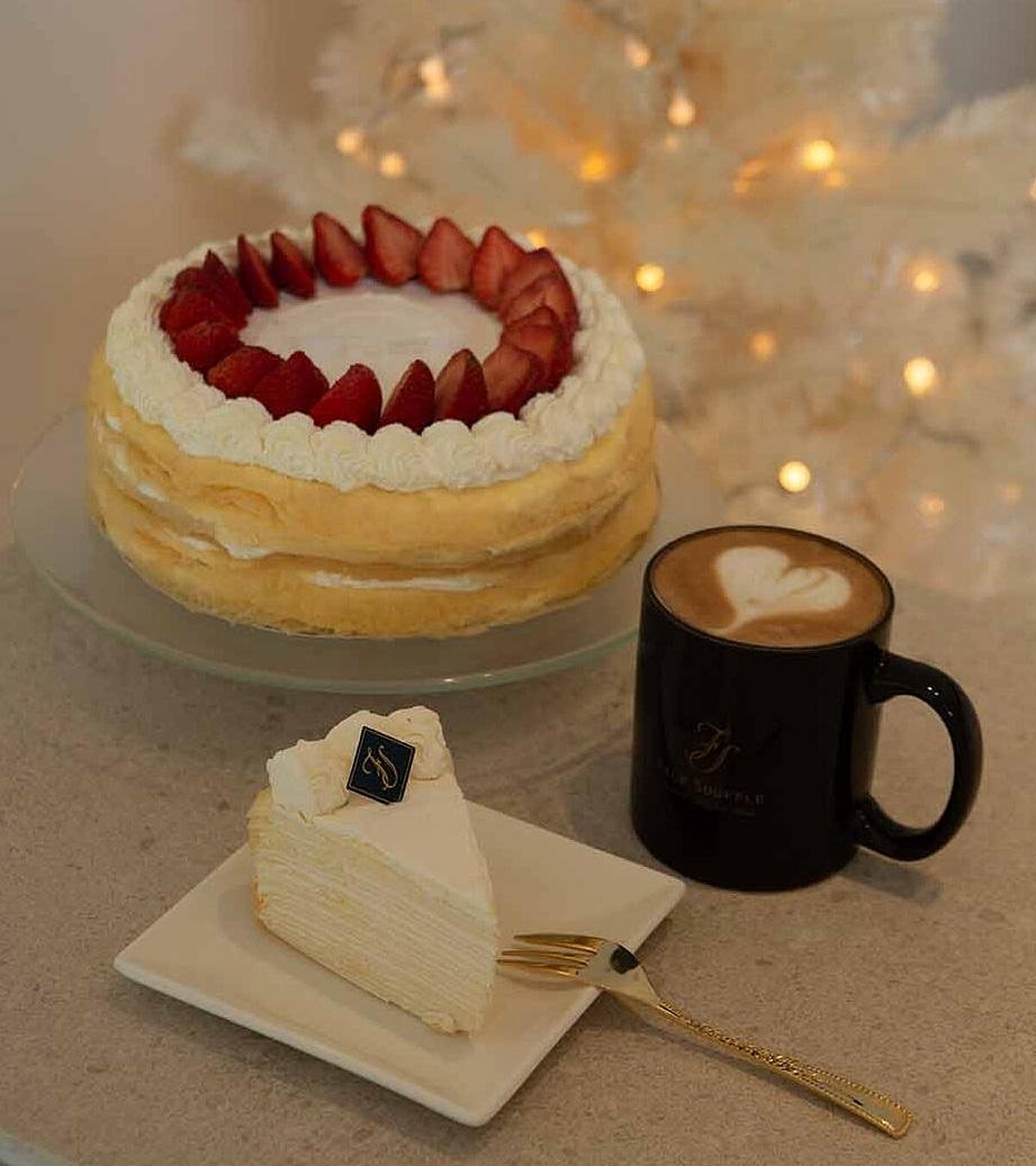 季節限定草莓千層(8吋NT1,350，切片NT160)、原味千層(8吋NT1,150，切片NT130