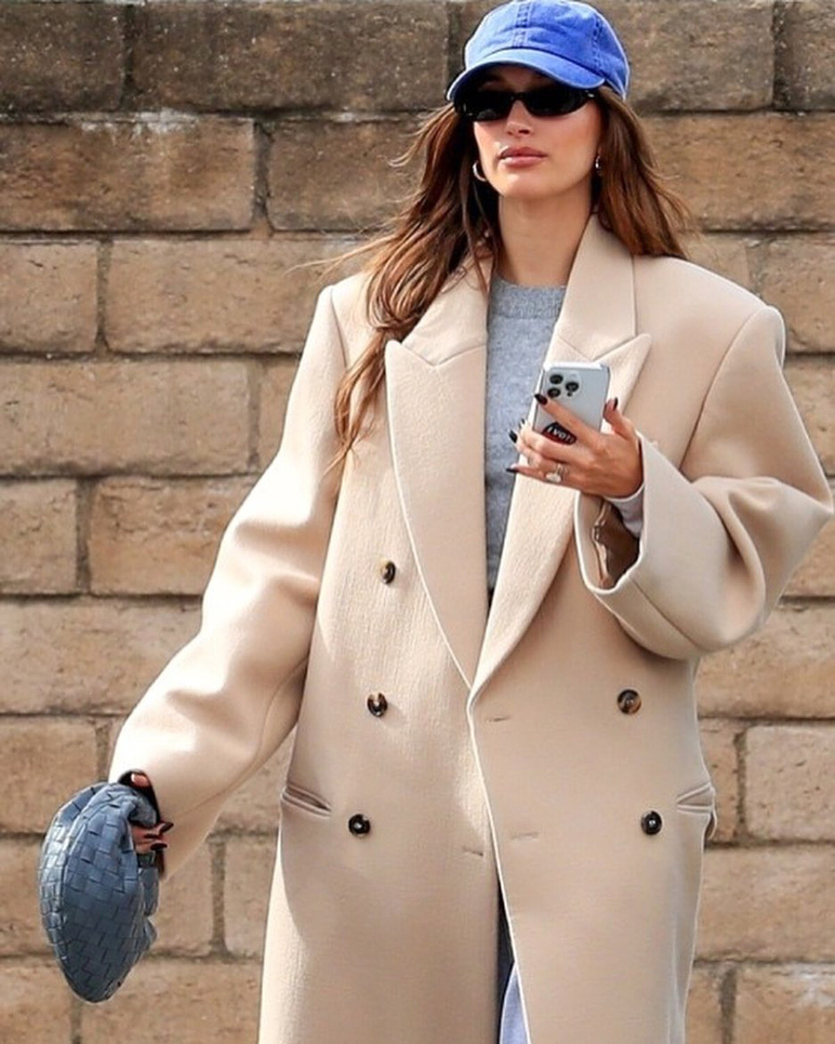 Hailey Bieber大衣穿搭