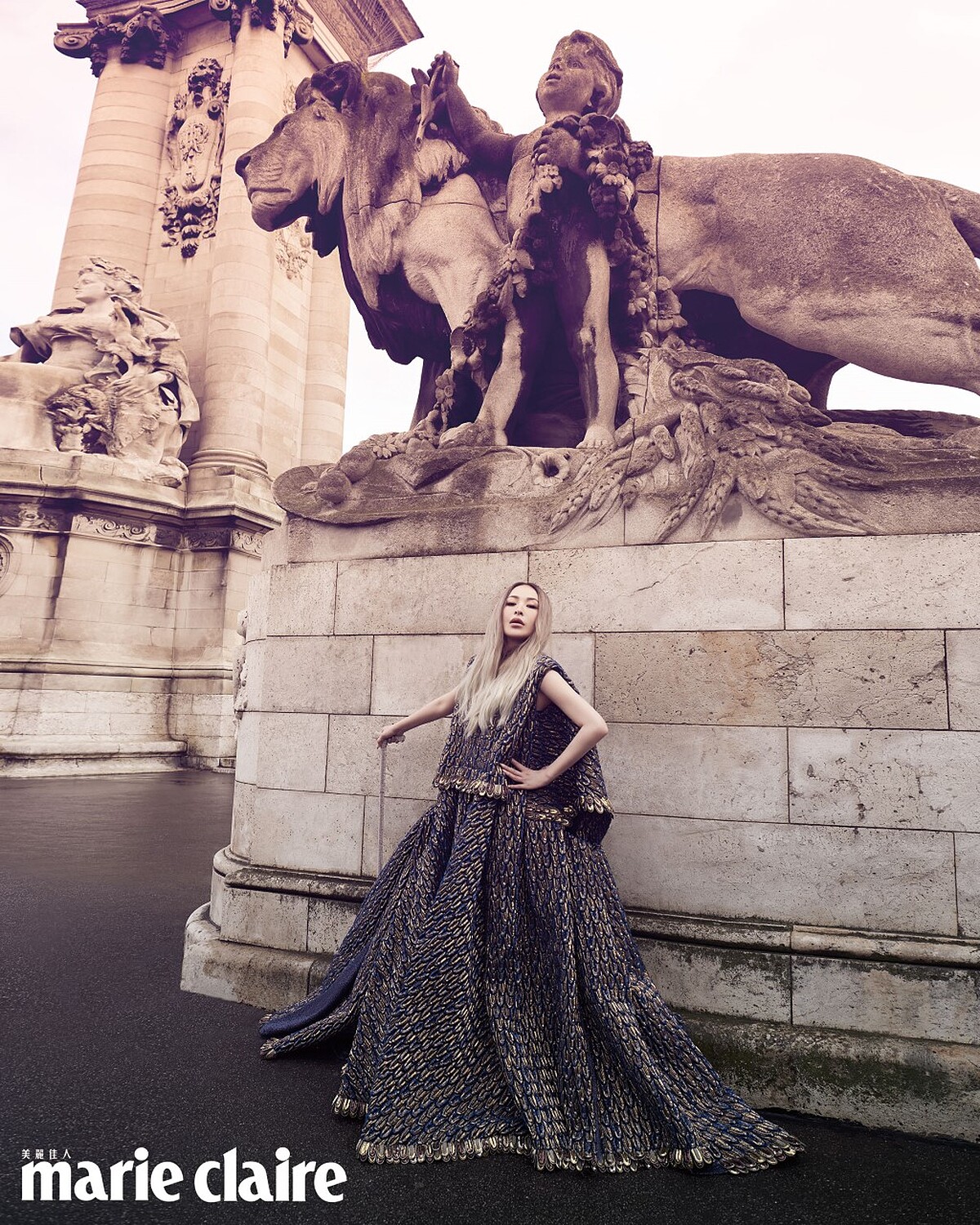 藍色金屬刺繡緹花禮服，Louis Vuitton。