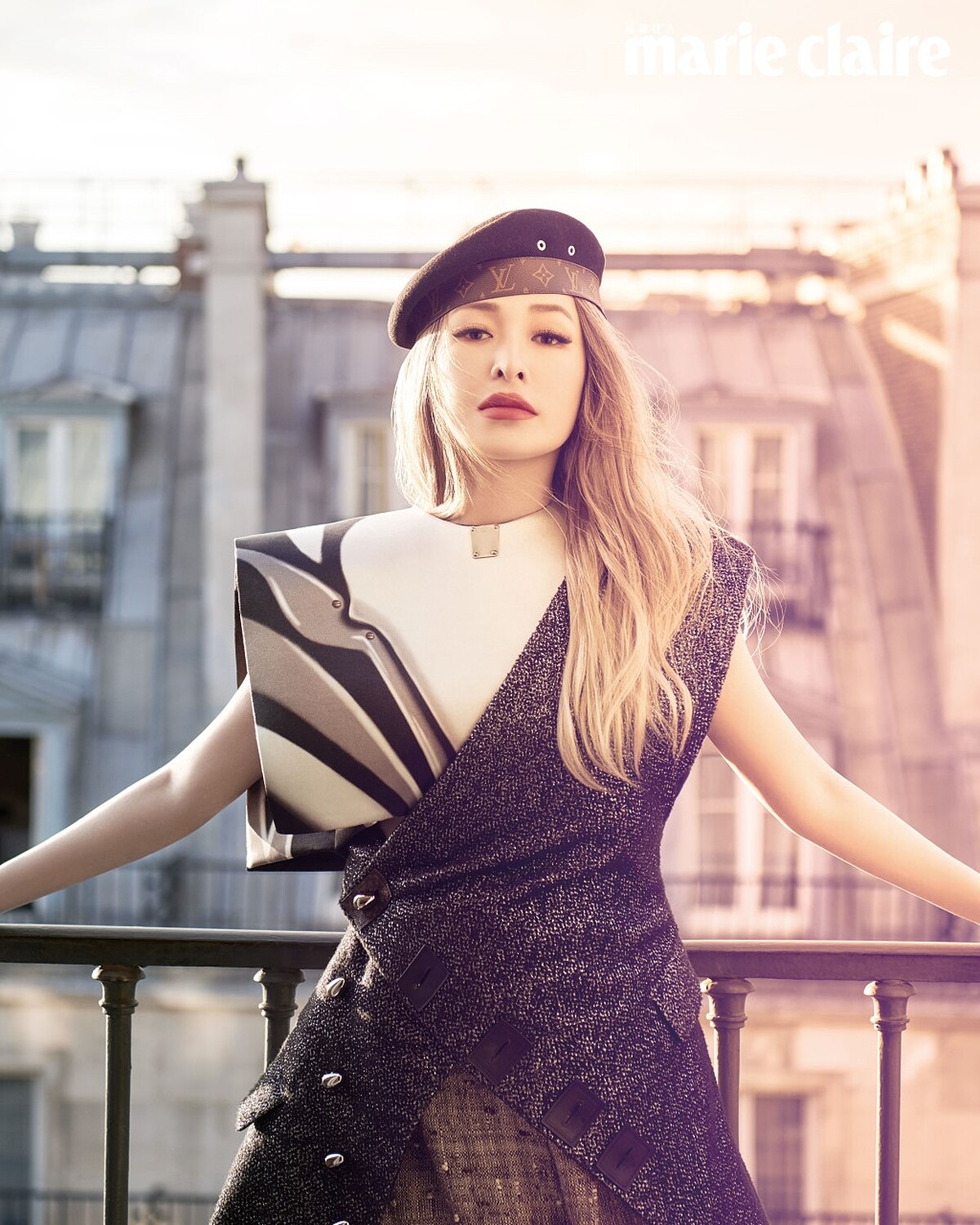 不規則剪裁拼接上衣、金蔥短裙、Monogram 緄邊毛呢貝蕾帽，all by Louis Vuitton。