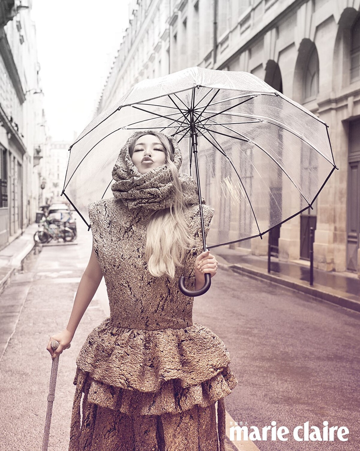 金色緹花禮服、寬版脖圍，both by Louis Vuitton。