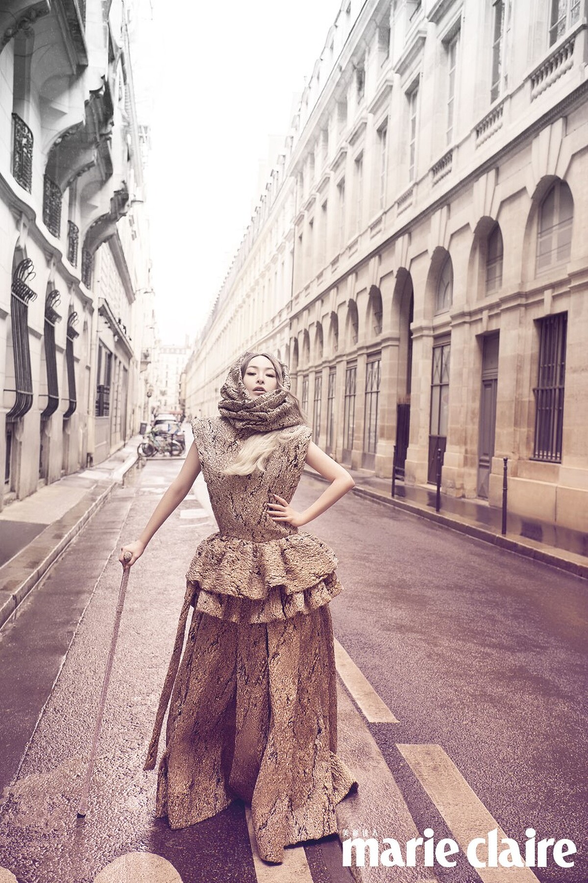 金色緹花禮服、寬版脖圍，both by Louis Vuitton。