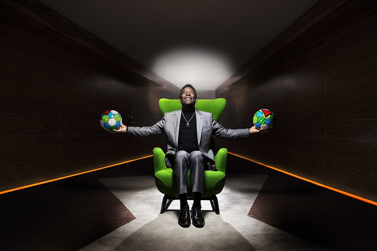 比利參與宇舶2014 世足賽慶祝活動留影