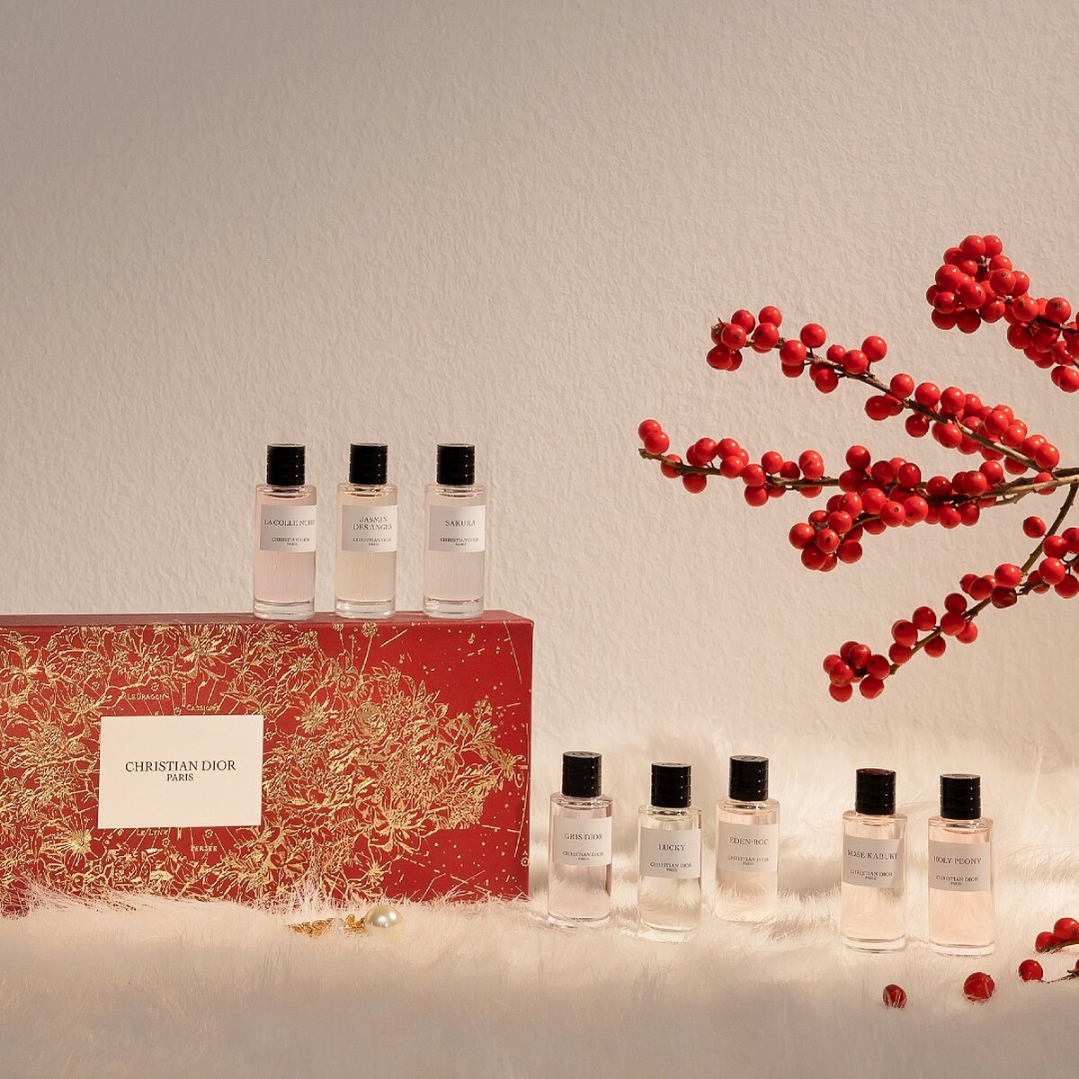 迪奧香氛世家「2023新春精巧奢華香氛組」8 款精巧7.5ml經典香氛(左至右)：柯勒諾瓦、晚夏茉莉、玫瑰舞伶、蒙田大道、幸運時刻、伊甸岩度假、粉紅櫻花、牡丹香韻。絕對是最佳的香水送禮首選，外盒可重複利用，收納各種心愛小物。
