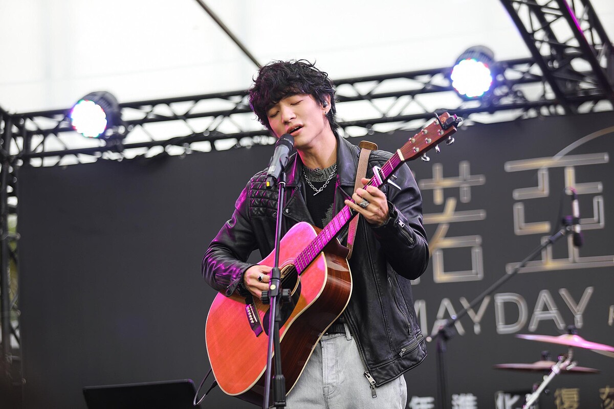 黃奕儒在明日舞台表演