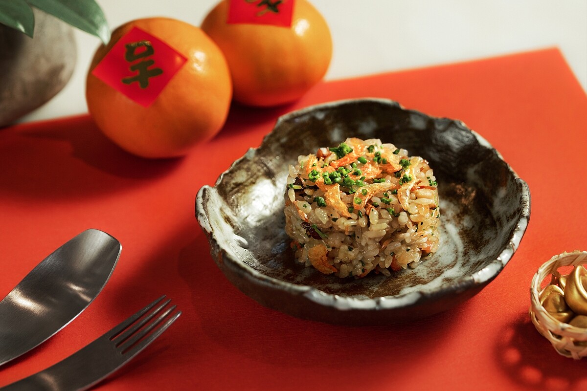 「鴻運當頭包好運」為櫻花蝦煲飯，添加香菇、胡麻油的香氣。
