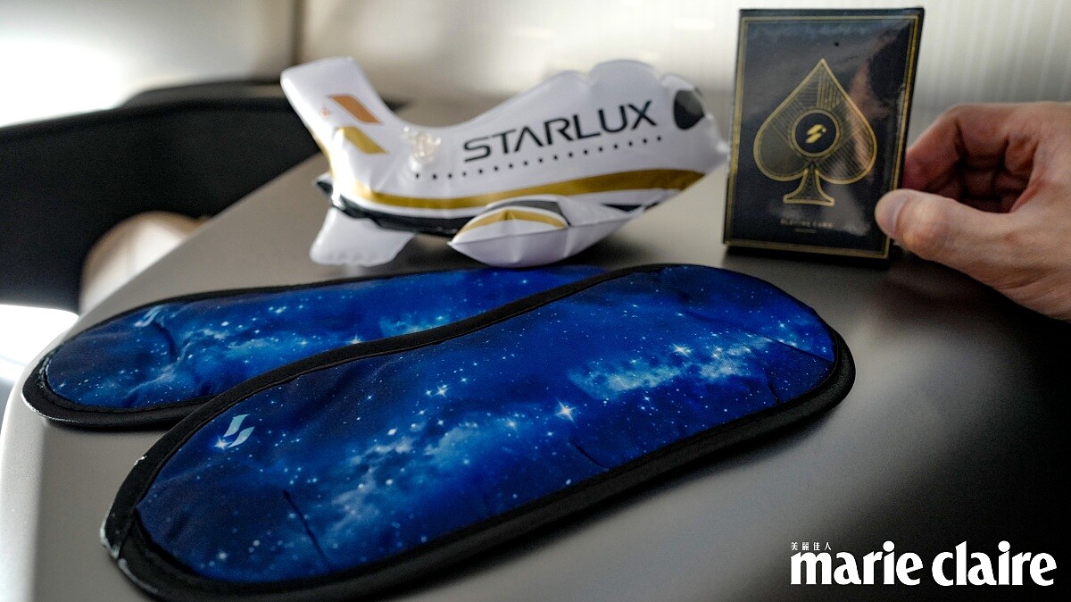 星宇航空A330商務艙提供眼罩、撲克牌、飛機造型氣球等小物