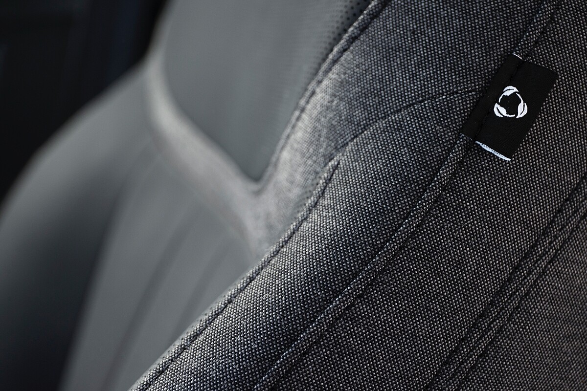 「The New Range Rover」提供友善環境的 Ultrafabrics&trade; 和Kvadrat&trade; 材質可供選用。
