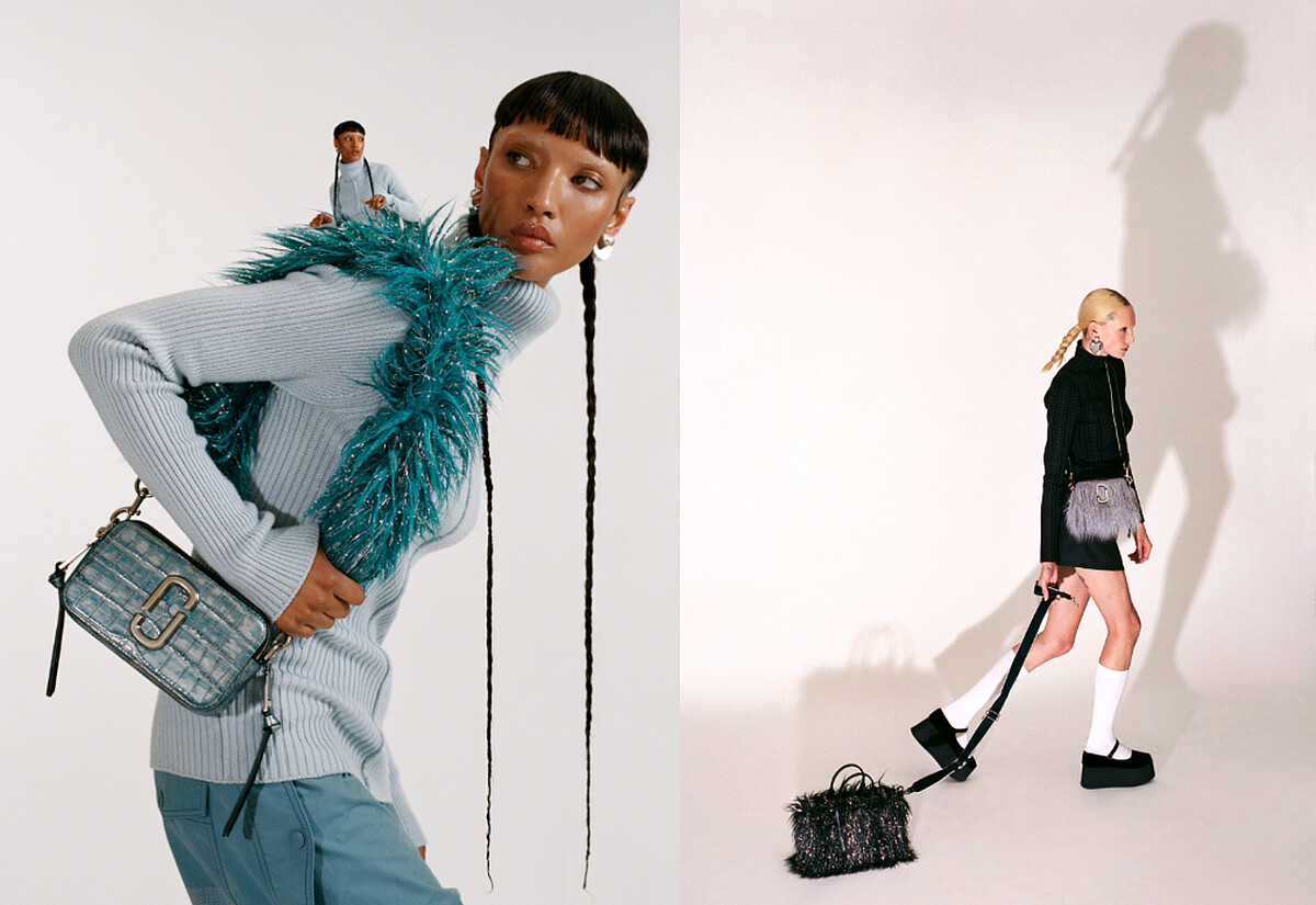 (左圖)灰霧藍壓紋牛皮Snapshot相機包搭配寶石藍長毛揹帶 NTD 18,900，(右圖)銀河灰毛怪版Snapshot相機包 NTD 17,900、手牽宇宙黑毛怪版The Tote Bag托特包 NTD 20,900。