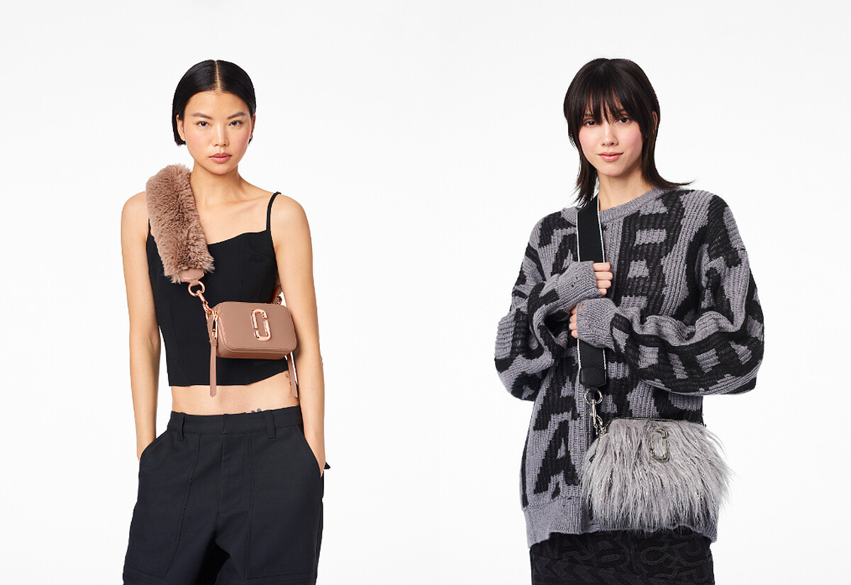 (左)蜜桃粉Snapshot相機包搭配仿真兔毛揹帶 NTD 19,900，(右)銀河灰毛怪版Snapshot相機包 NTD 17,900。