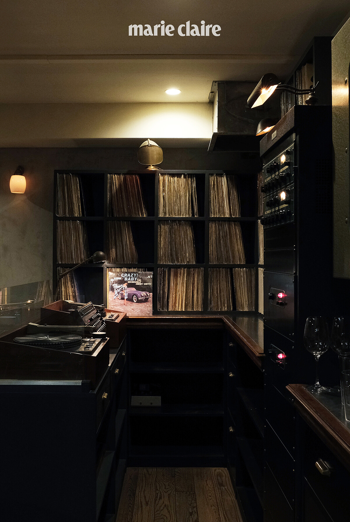 酒吧附設的黑膠空間。