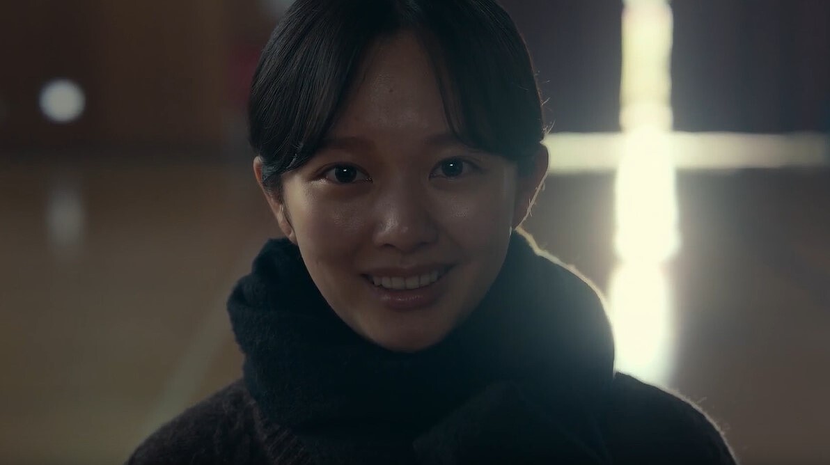 《黑暗榮耀》高校時期的文同珢，前來宣戰，畫面中透出光線十字架，宛如耶穌替世人下地獄