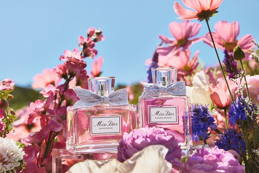 迪奧(左)Miss Dior香氛與(右)Miss Dior花漾迪奧淡香水廣告幕後花絮照。
