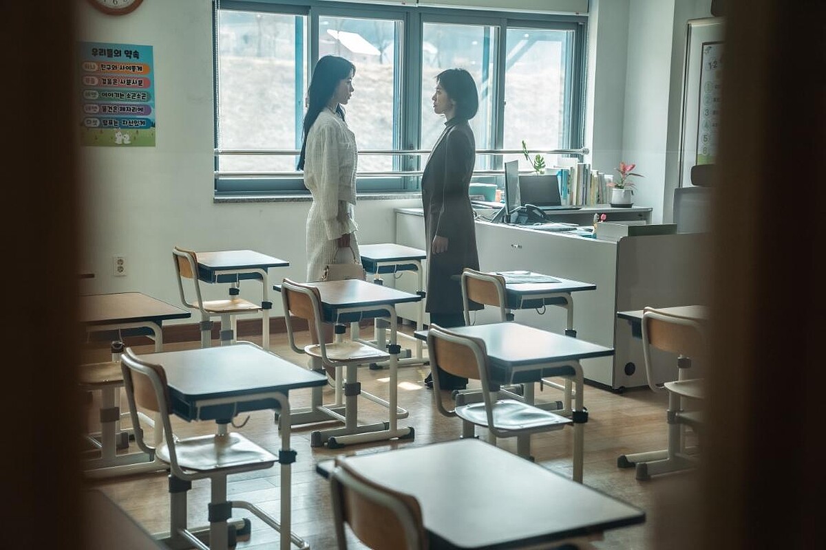 《黑暗榮耀》林智妍直奔教室和宋慧喬對質，畫面上的兩人就像在棋盤上的白子與黑子