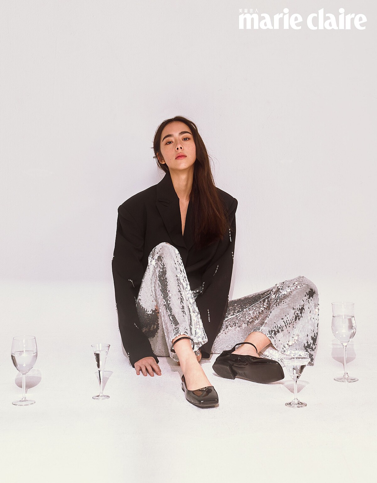 短版西裝外套、亮面長褲，both by RAY CHU；漆皮踝繫帶平底鞋，Prada。