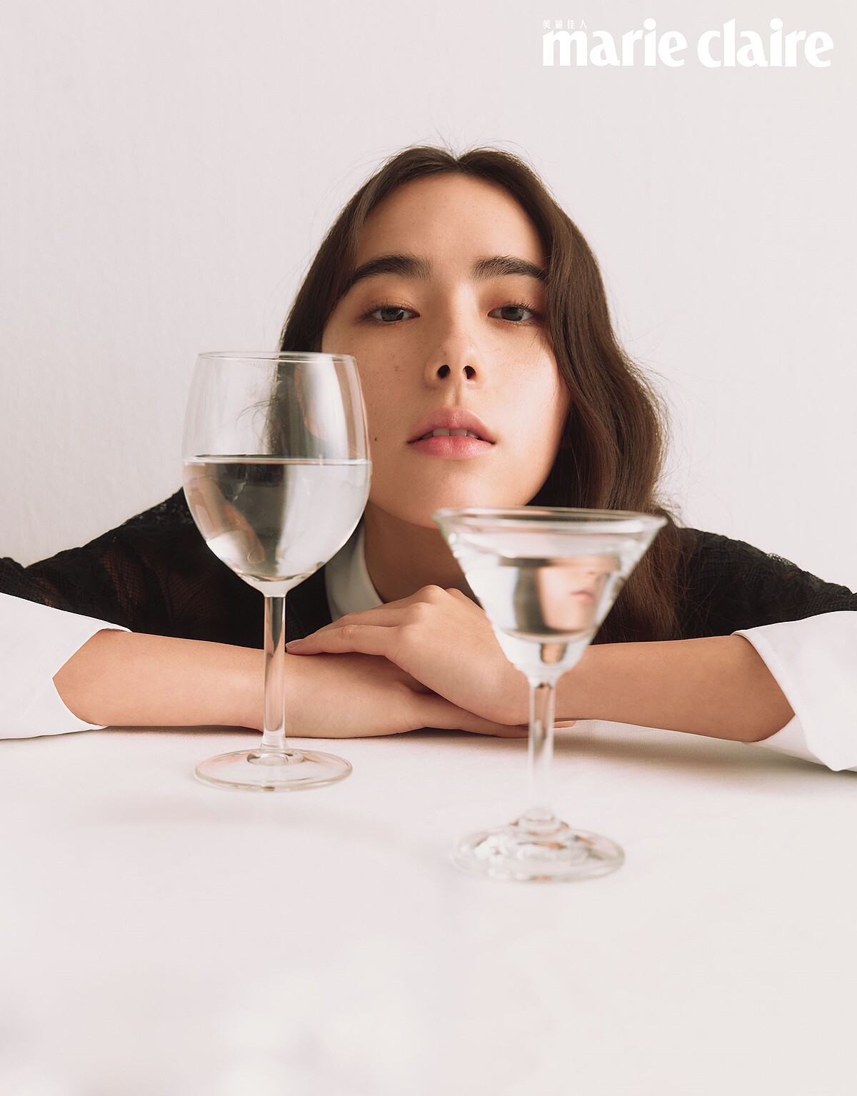 白色棉質洋裝、蕾絲洋裝，both by Prada。