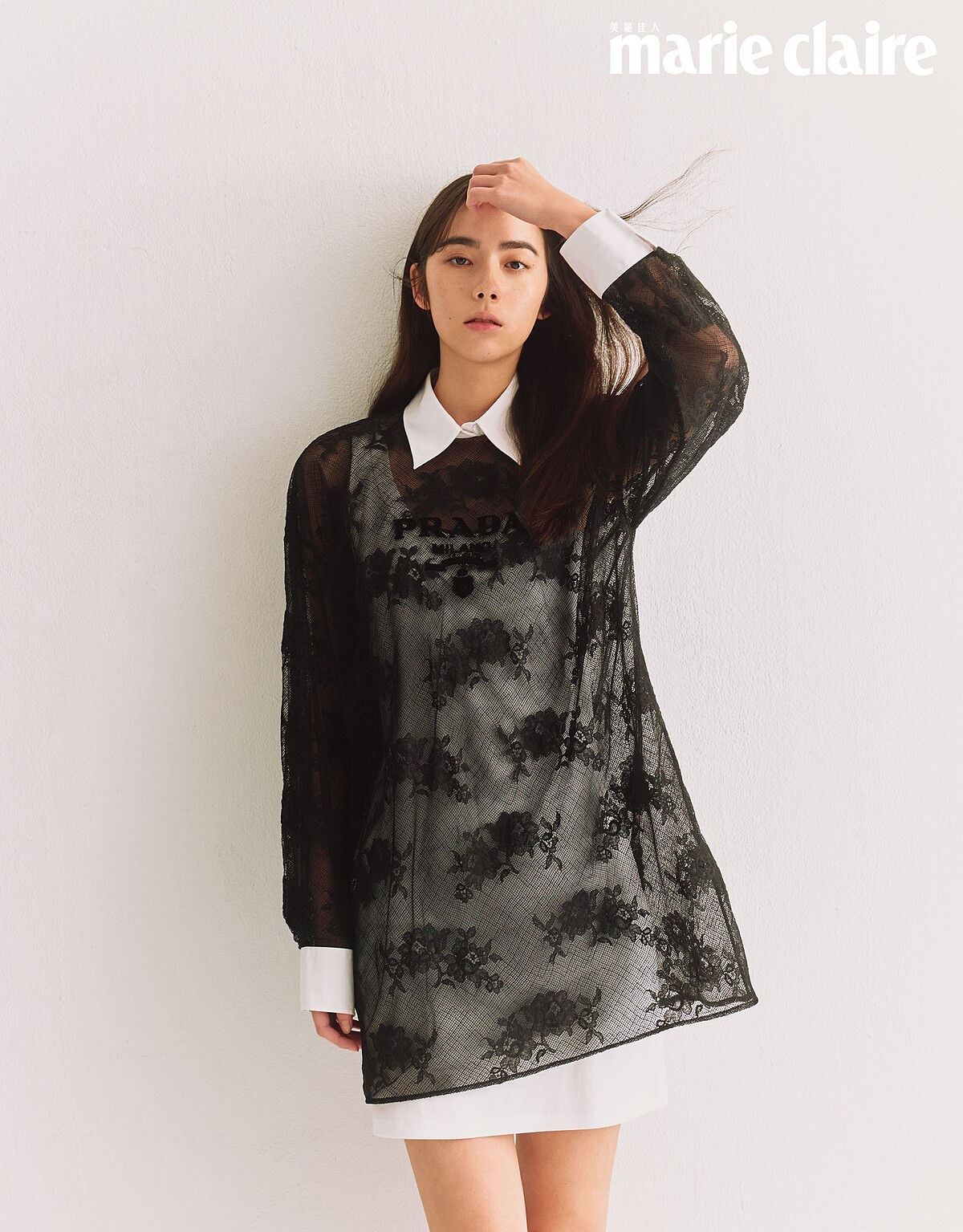 白色棉質洋裝、蕾絲洋裝，both by Prada。