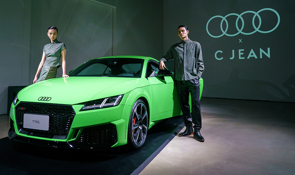 以大自然為底蘊，C JEAN運用蜂巢及鸚鵡螺花紋元素的質料，呼應Audi TT RS Coupé六邊形蜂巢格柵式水箱護罩。