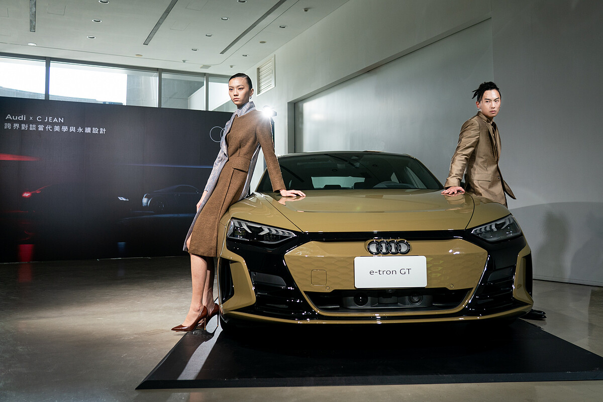 以Audi e-tron GT（Tactical Green metallic）為靈感，C JEAN運用具有光澤感的再生纖維布料與立體效果剪裁，打造四款設計，呼應車款細膩優美又不失力量感的個性。