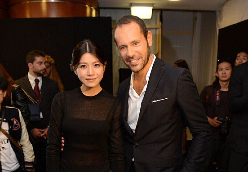 陳妍希秀後到後台與Ferragamo設計總監Massimiliano合影