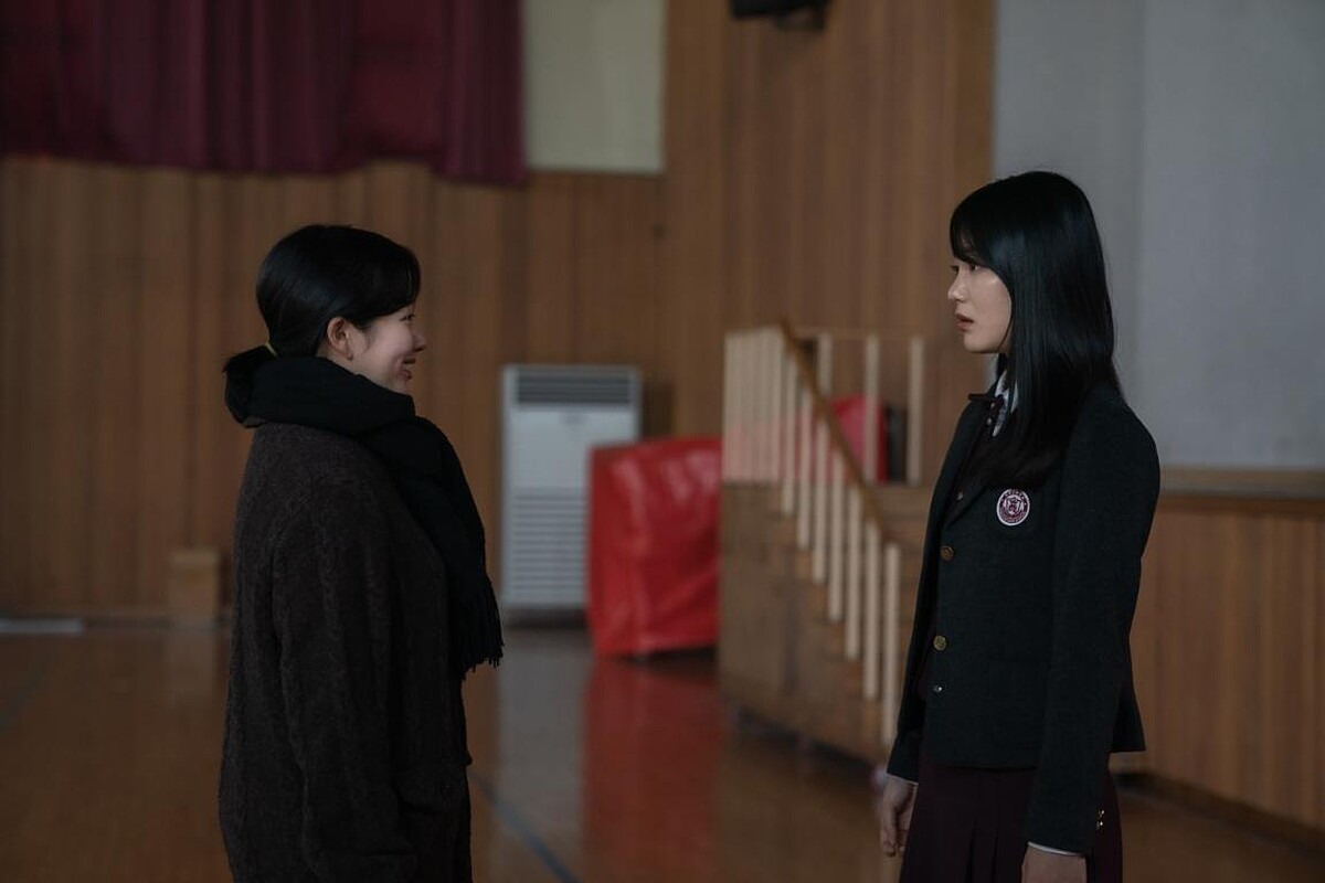 《黑暗榮耀》鄭知蘇(左)飾演少時文同珢