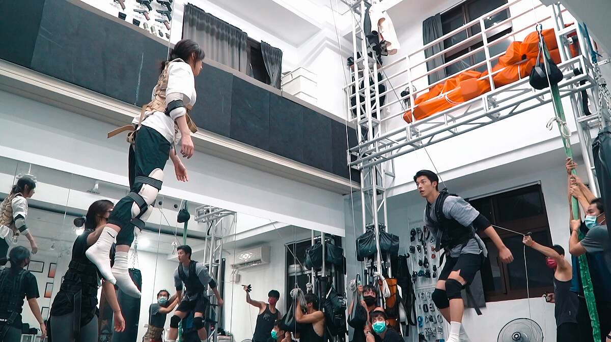 為求拍攝過程安全安排演員執行吊鋼絲訓練