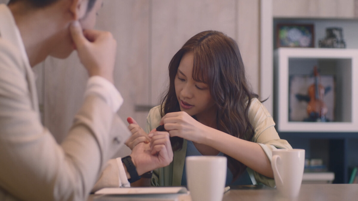 黃姵嘉握住楊子儀的手蓋手印,氣氛曖昧