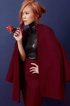 深紅色斗篷式大衣、鉛筆裙、高領皮製上衣，all by Gucci