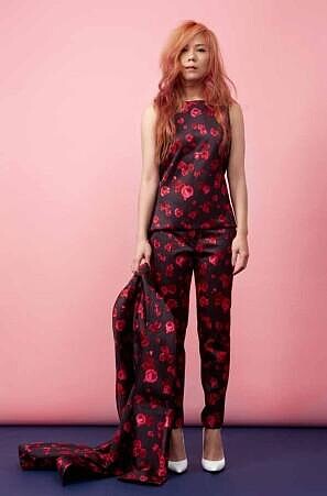 黑色印花無袖上衣、長褲、白色尖頭高跟鞋，all by Michael Kors