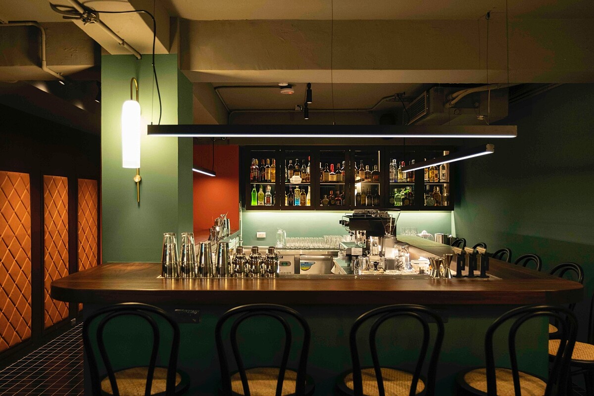 室內則以典雅的木質、深綠營造空間。