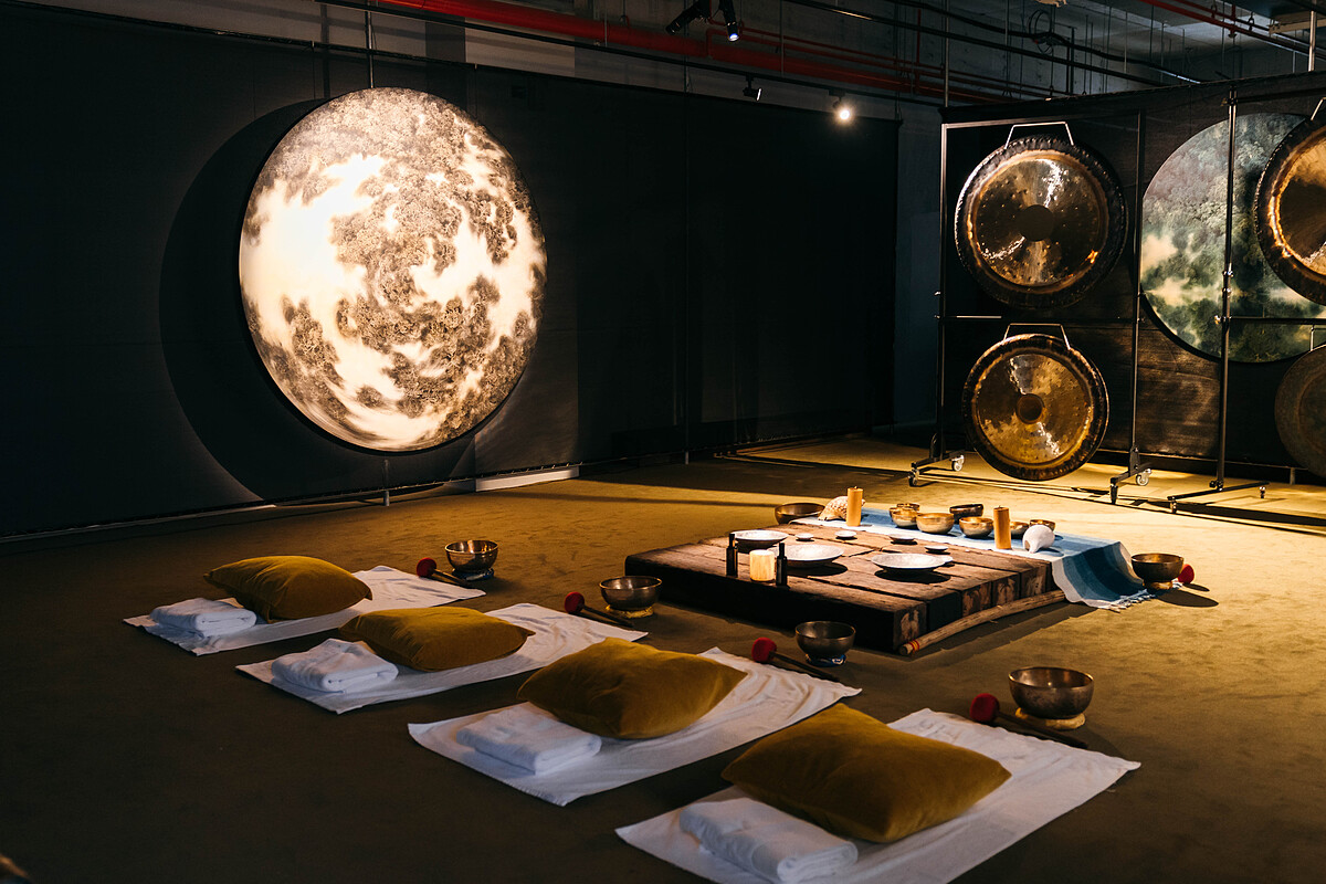 了了礁溪sunis藝廊音缽療癒傾聽寂靜住房專案，結合藝術展覽與聲音療癒主題，農曆年後僅限量兩場專場