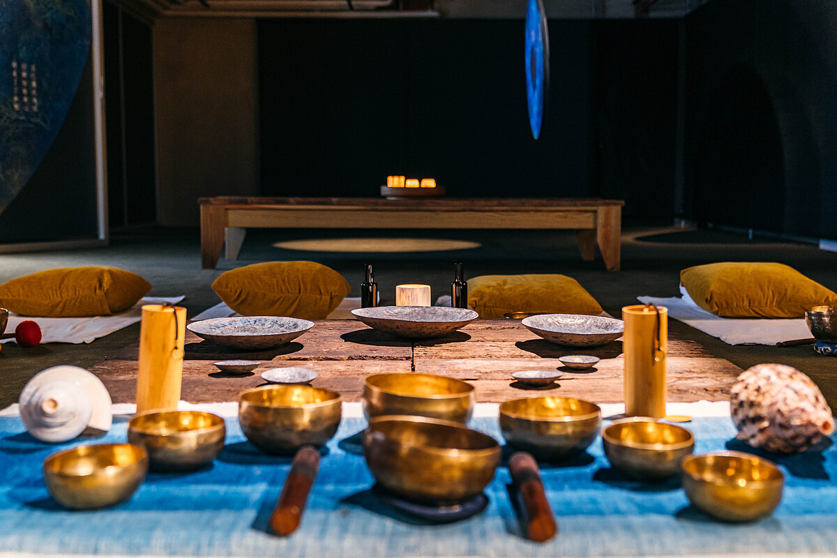 「心光流」帶來眾多頌缽樂器，淨化旅人身心靈