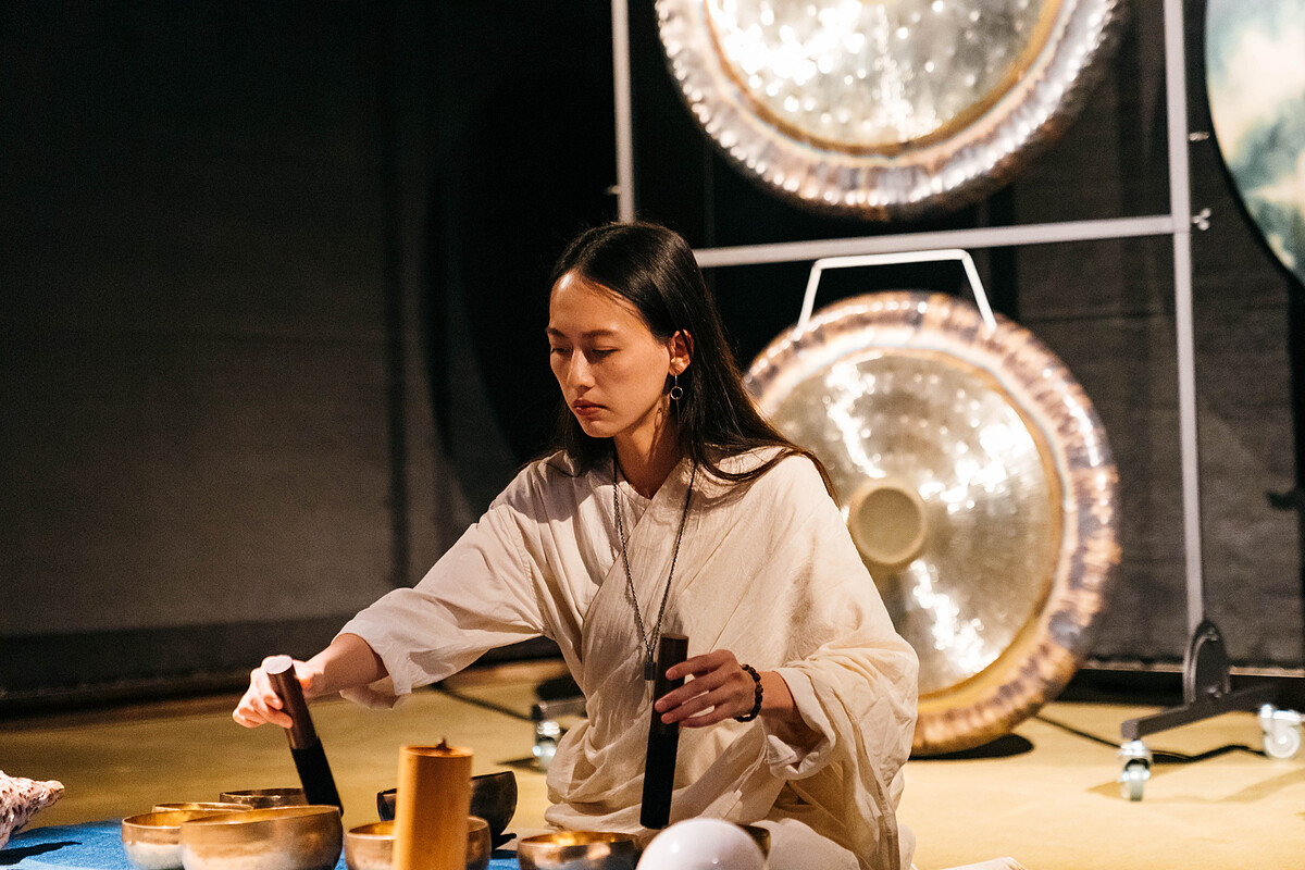 「心光流」成員Clno在演出過程中進行磨缽