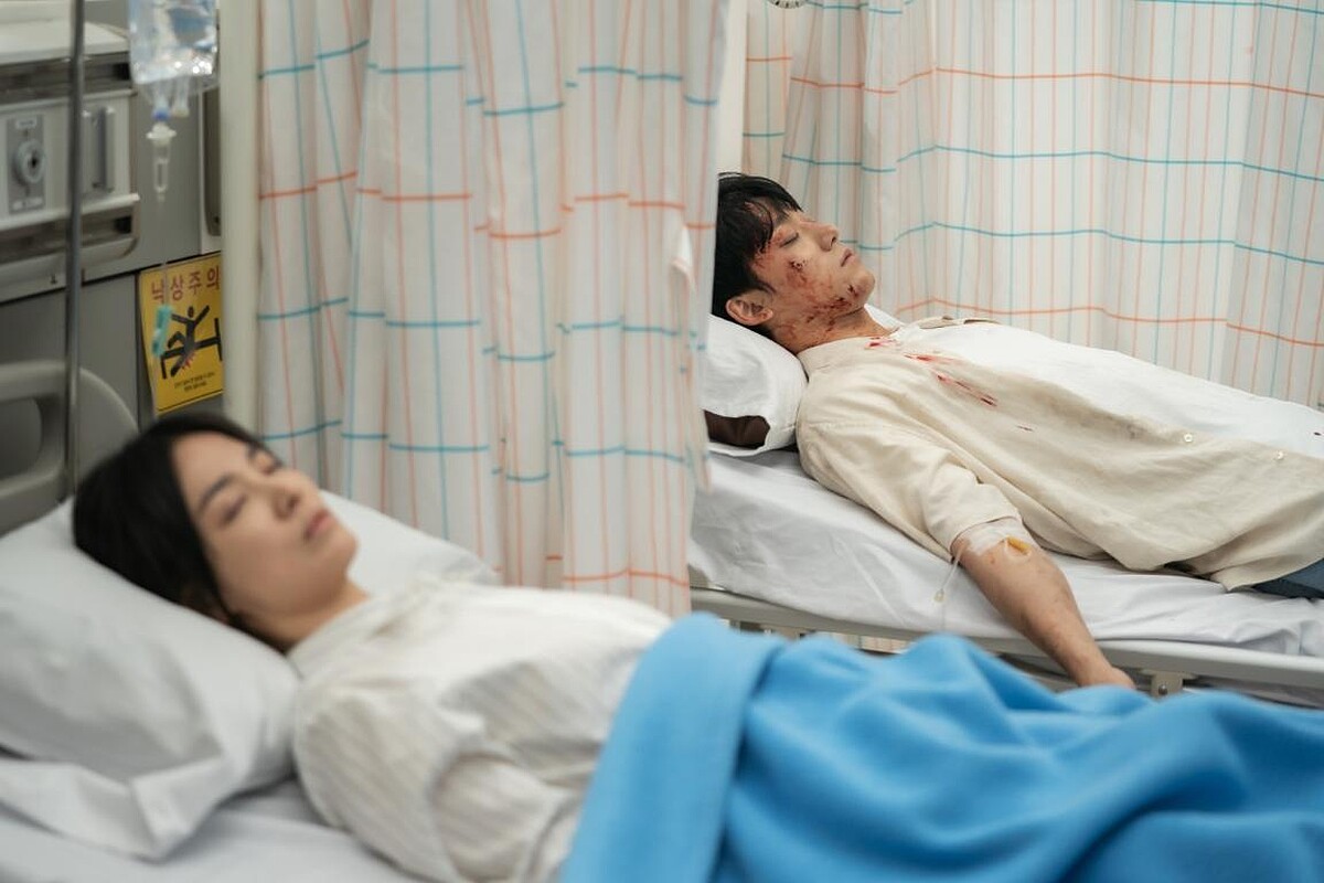 《黑暗榮耀》宋慧喬(左)飾演文同珢，李到晛(右)飾演朱如炡