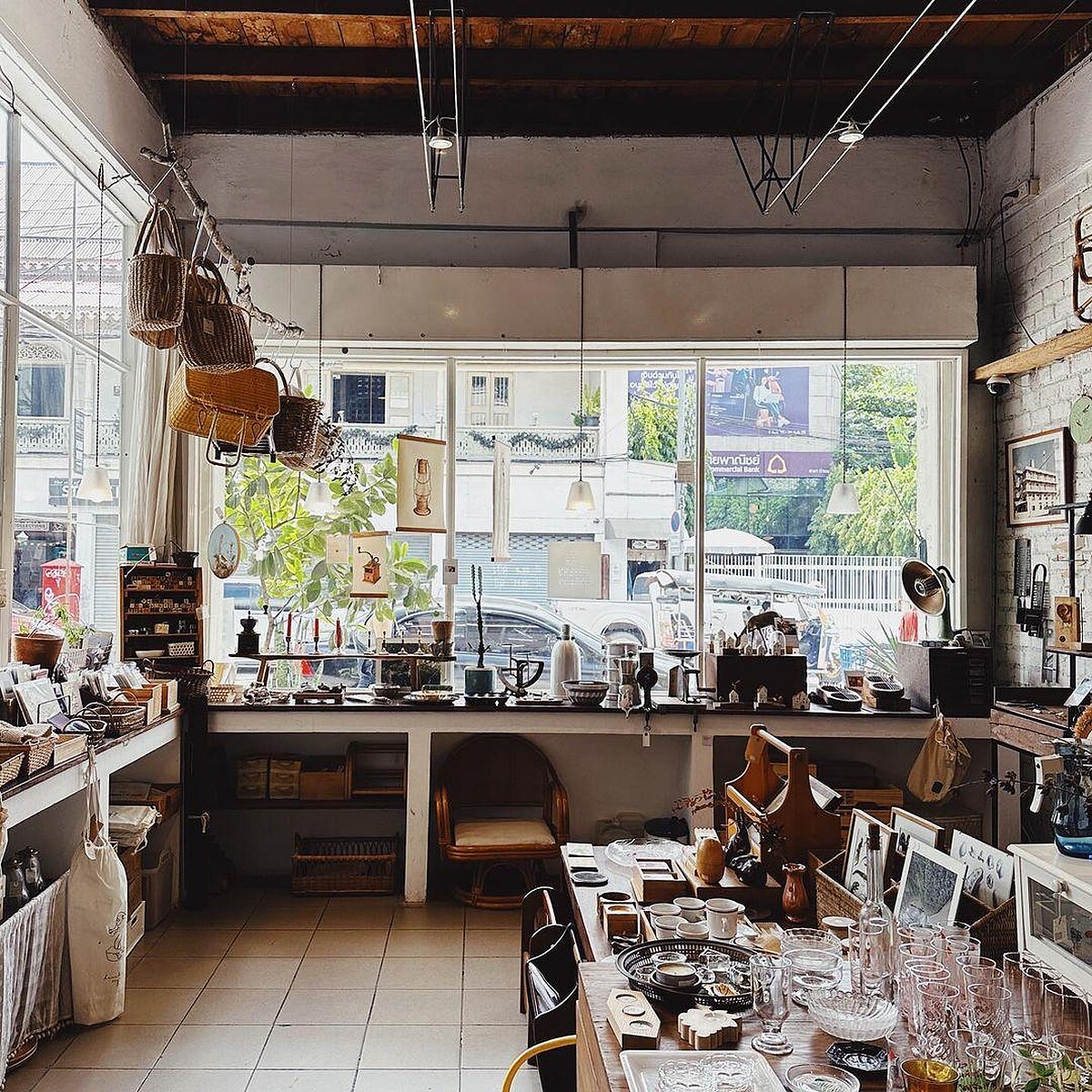 位於 Tha Phae Road 上。