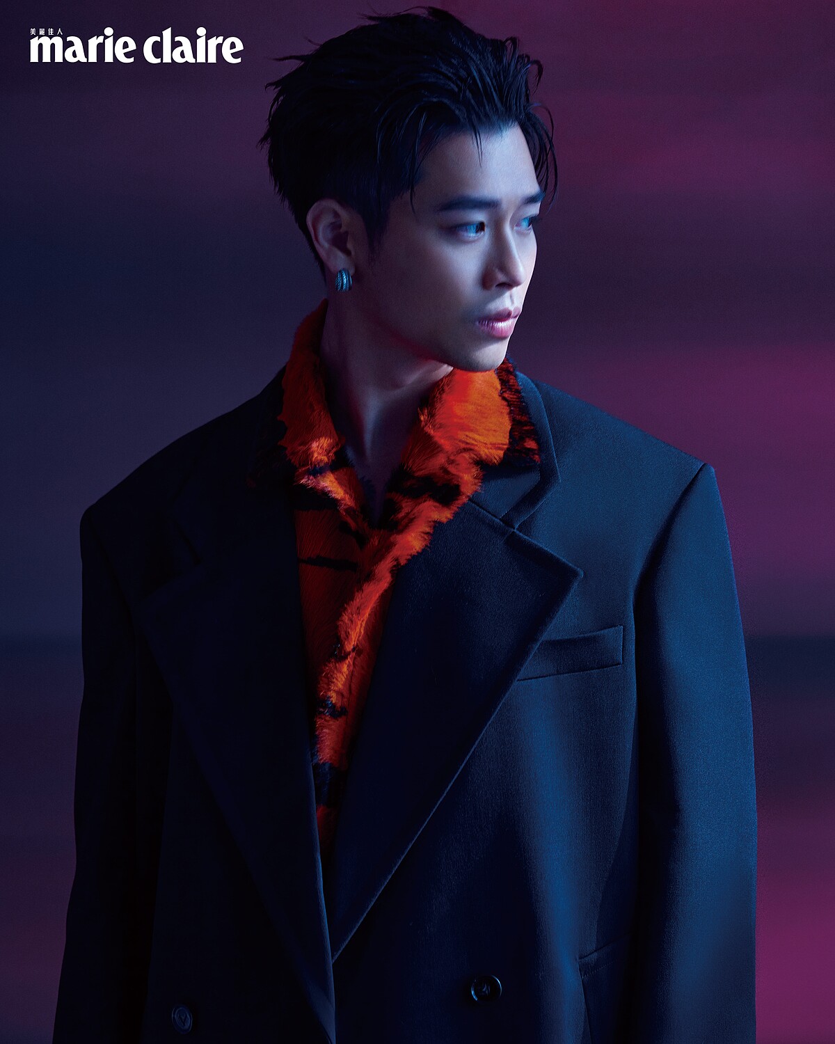 黑色長大衣、動物紋短袖襯衫、動物紋長褲、黑色綁帶高筒靴,all by Bottega Veneta;鍍18K白金鋯石耳環、鍍18K白金鋯石三環戒指、鍍18K白金戒指,all by AllSaints。