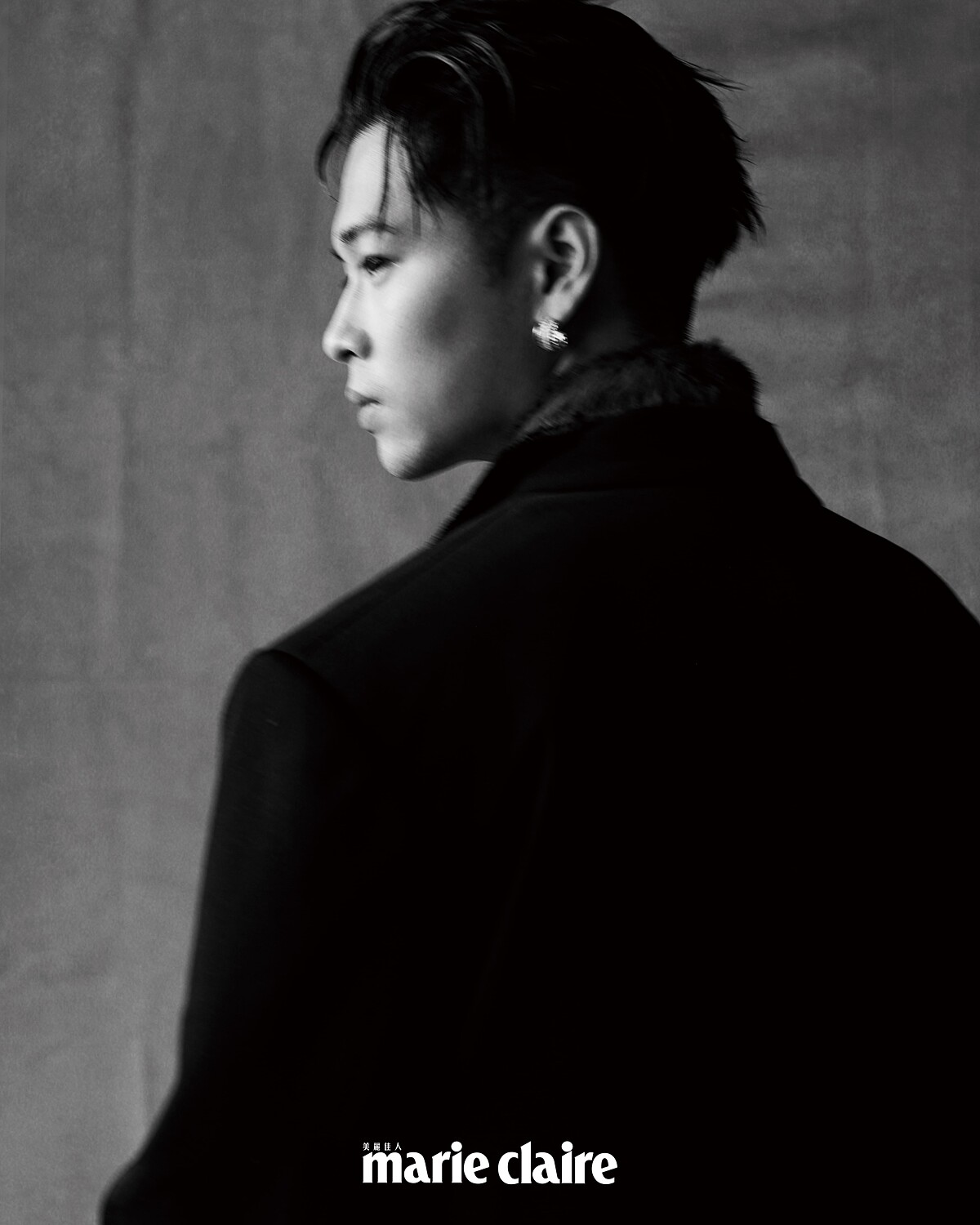 黑色長大衣、動物紋短袖襯衫、動物紋長褲、黑色綁帶高筒靴,all by Bottega Veneta;鍍18K白金鋯石耳環、鍍18K白金鋯石三環戒指、鍍18K白金戒指,all by AllSaints。