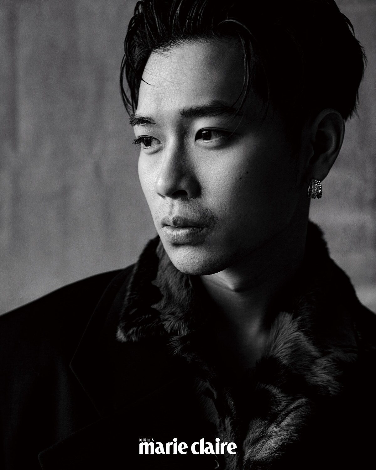 黑色長大衣、動物紋短袖襯衫、動物紋長褲、黑色綁帶高筒靴,all by Bottega Veneta;鍍18K白金鋯石耳環、鍍18K白金鋯石三環戒指、鍍18K白金戒指,all by AllSaints。