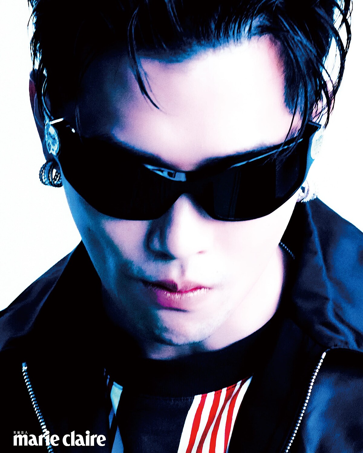 騎士皮夾克、鍍18K白金鋯石耳環、鍍18K白金鋯石三環戒指、鍍18K白金戒指,all by AllSaints;黑色拉鍊夾克,Prada;黑白印花T恤、Moncler+Gentle Monster 聯名墨鏡,both by Moncler。