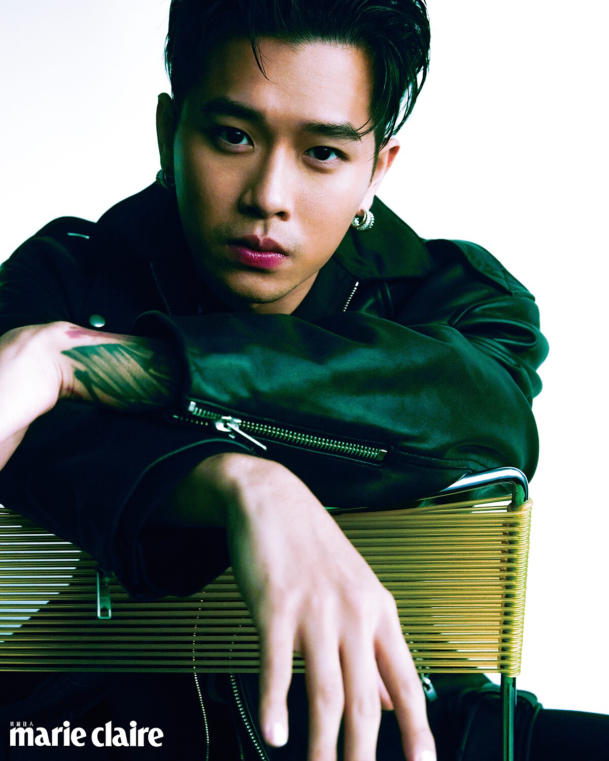 騎士皮夾克、鍍18K白金鋯石耳環、鍍18K白金鋯石三環戒指、鍍18K白金戒指,all by AllSaints;黑色拉鍊夾克,Prada。