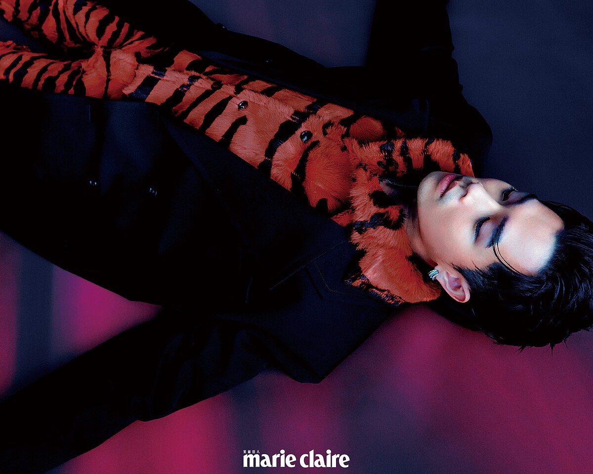 黑色長大衣、動物紋短袖襯衫、動物紋長褲、黑色綁帶高筒靴,all by Bottega Veneta;鍍18K白金鋯石耳環、鍍18K白金鋯石三環戒指、鍍18K白金戒指,all by AllSaints。