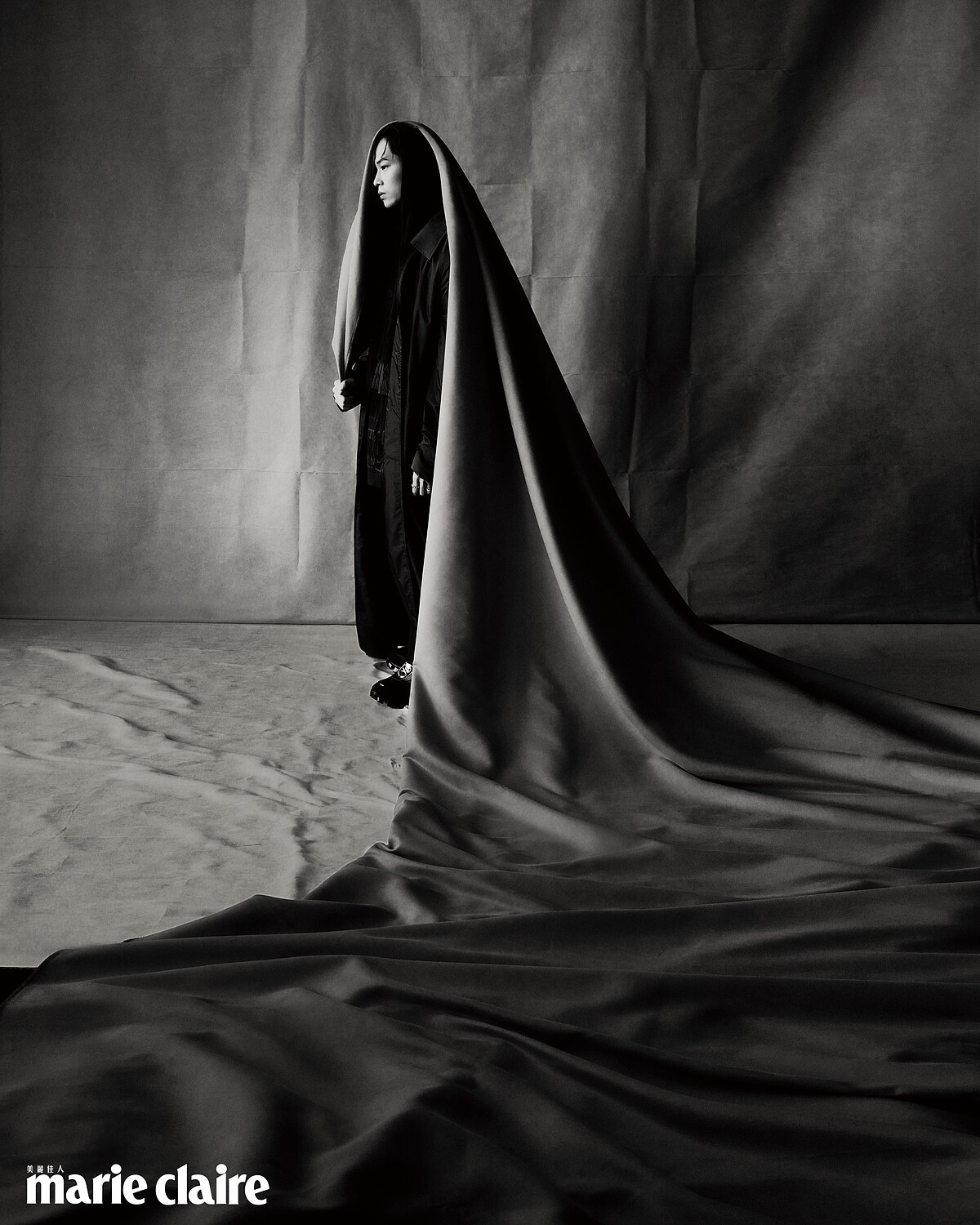 黑色長大衣、動物紋短袖襯衫、動物紋長褲、黑色綁帶高筒靴,all by Bottega Veneta;鍍18K白金鋯石耳環、鍍18K白金鋯石三環戒指、鍍18K白金戒指,all by AllSaints。