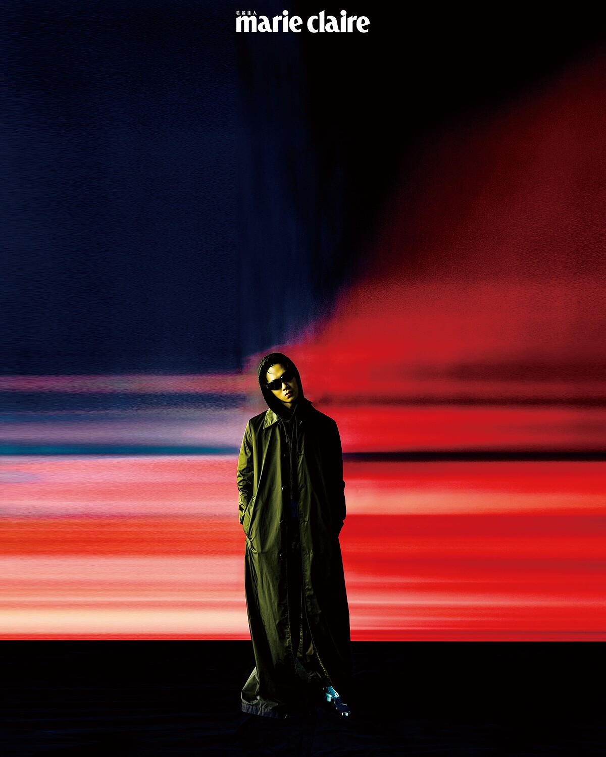 拼接長版帽T、長褲、長版大衣,all by Givenchy;灰黑色渲染設計休閒鞋,Prada;Moncler+Gentle Monster 聯名墨鏡,both by Moncler;鍍18K白金鋯石耳環、鍍18K白金鋯石三環戒指、鍍18K白金戒指,all by AllSaints。