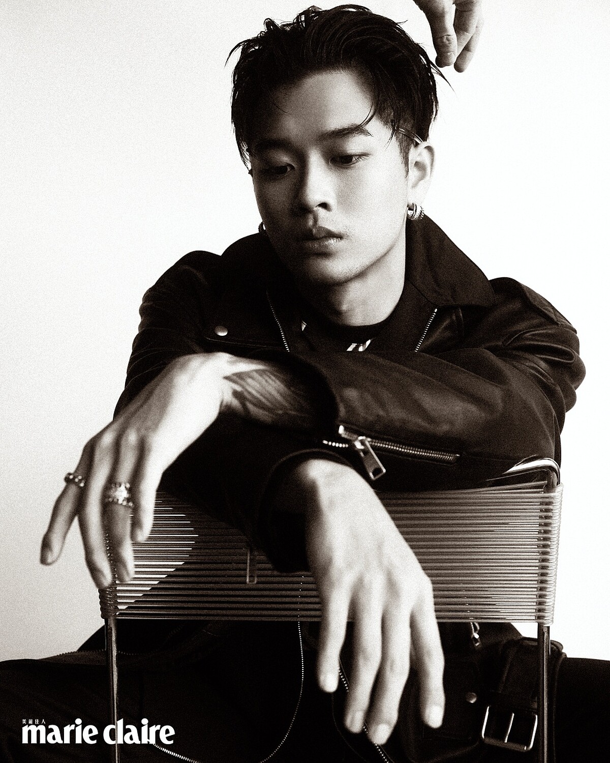 騎士皮夾克、鍍18K白金鋯石耳環、鍍18K白金鋯石三環戒指、鍍18K白金戒指,all by AllSaints;黑色拉鍊夾克,Prada。