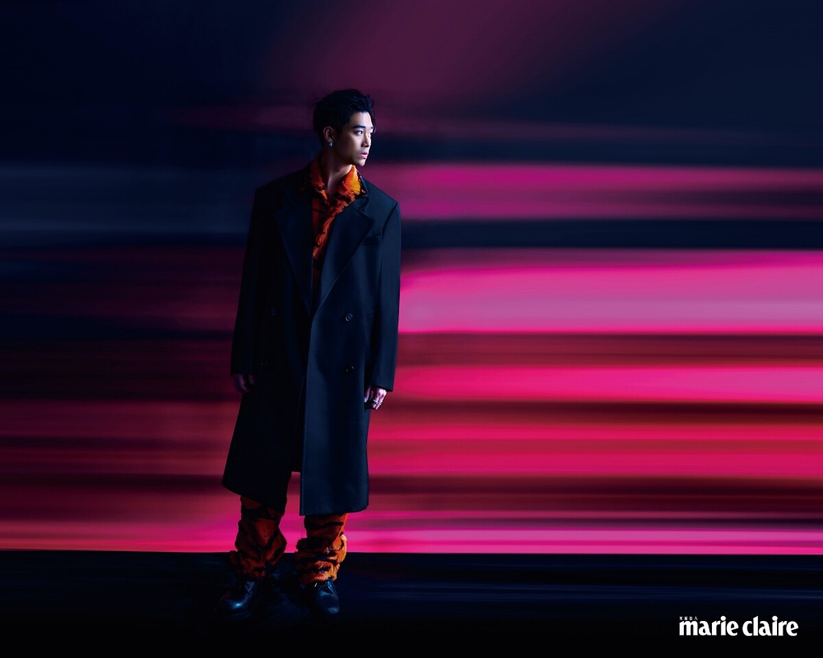 黑色長大衣、動物紋短袖襯衫、動物紋長褲、黑色綁帶高筒靴,all by Bottega Veneta;鍍18K白金鋯石耳環、鍍18K白金鋯石三環戒指、鍍18K白金戒指,all by AllSaints。