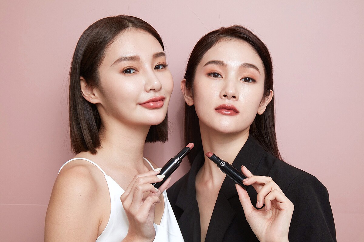 可剛可柔的亞曼尼細黑管唇膏>> 左#109棉花糖柔粉 右#203焦糖摩卡色