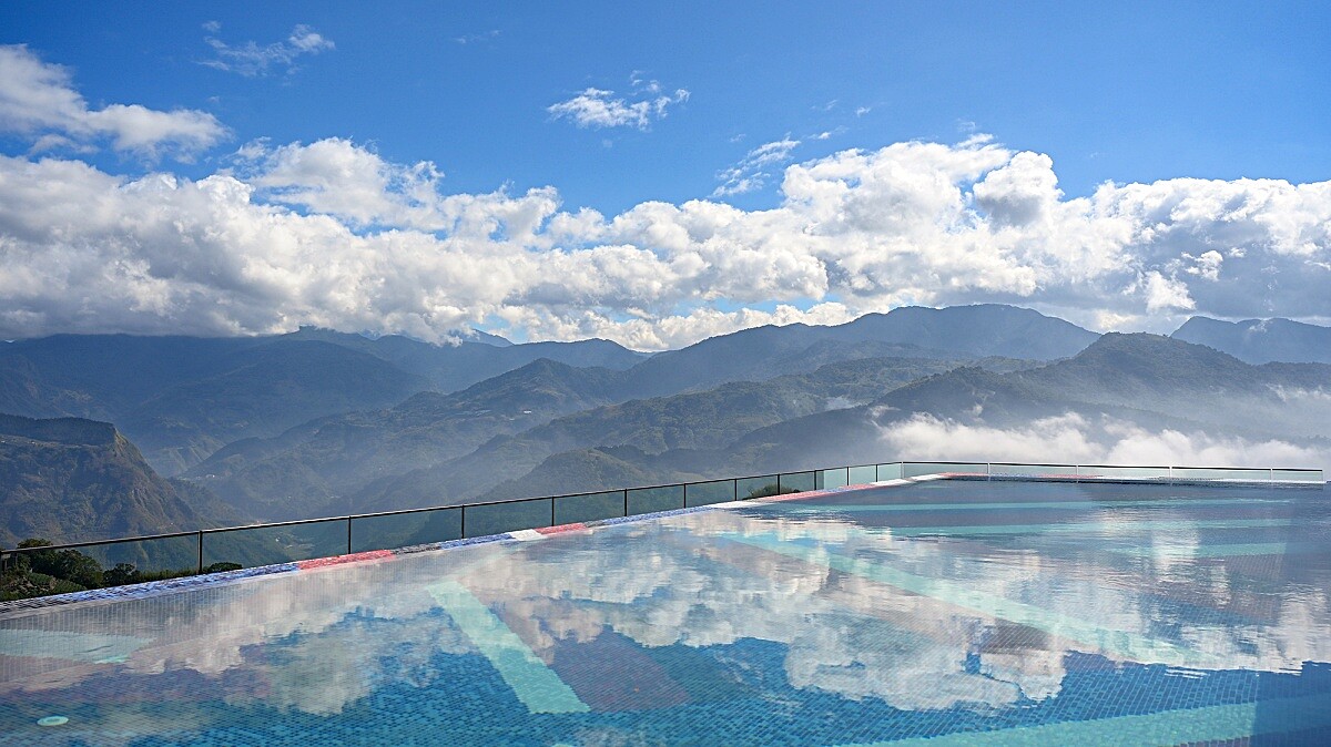 阿里山地區唯一「高空無邊際泳池」登場